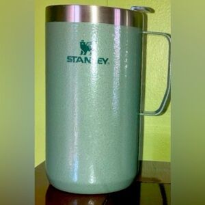 24oz Stanley Camp Mug, color is hammerstone green or light gray. I have two!